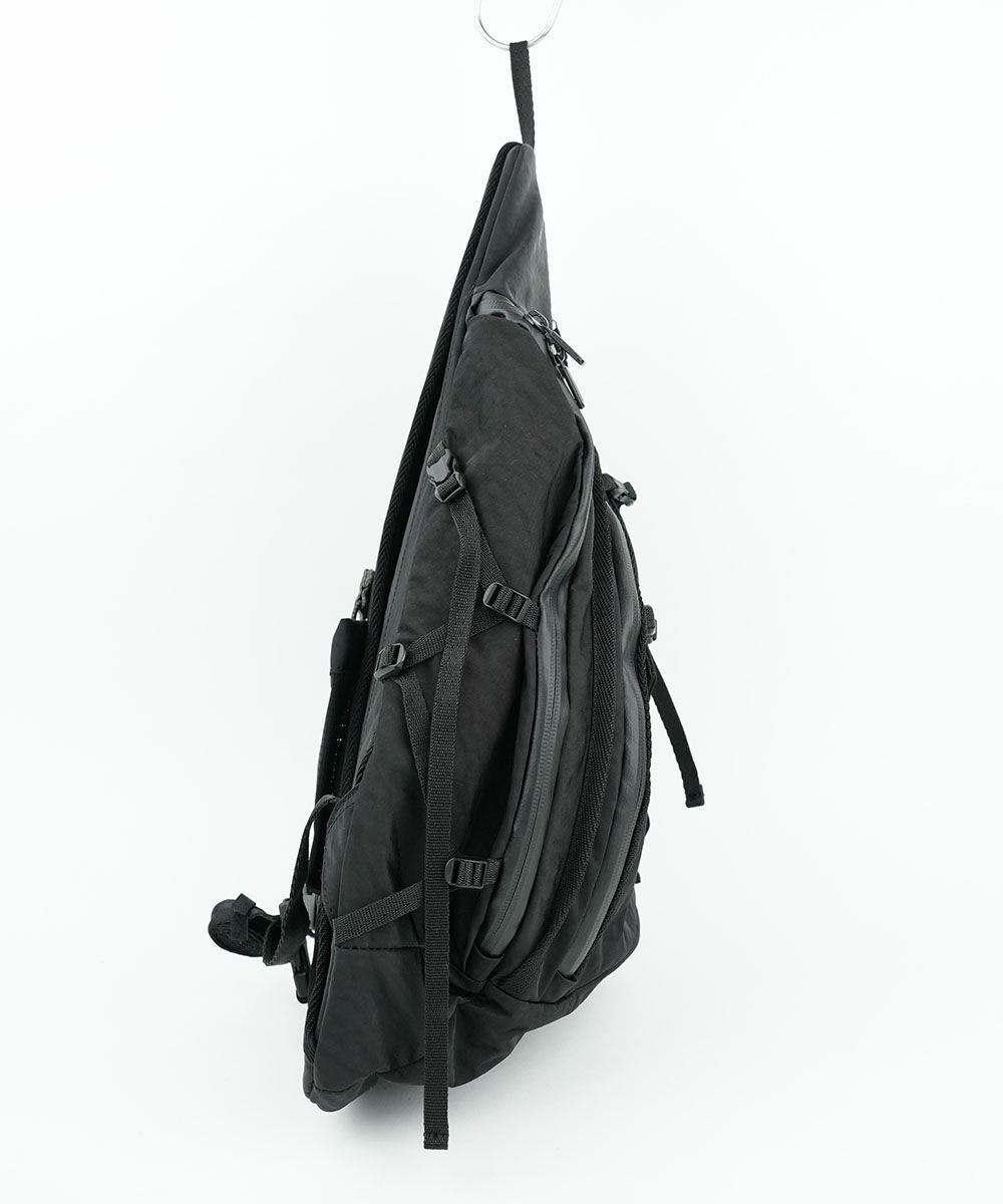 F/CE.(エフシーイー)TEXTURED TWILL 3 POINTS SLINGER BAG | BLEU