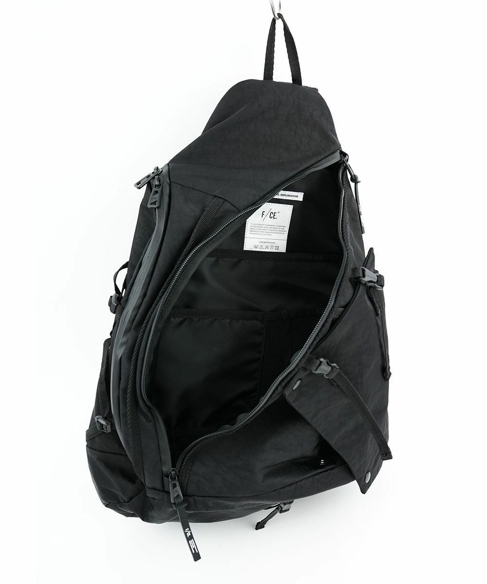 F/CE.(エフシーイー)TEXTURED TWILL 3 POINTS SLINGER BAG | BLEU